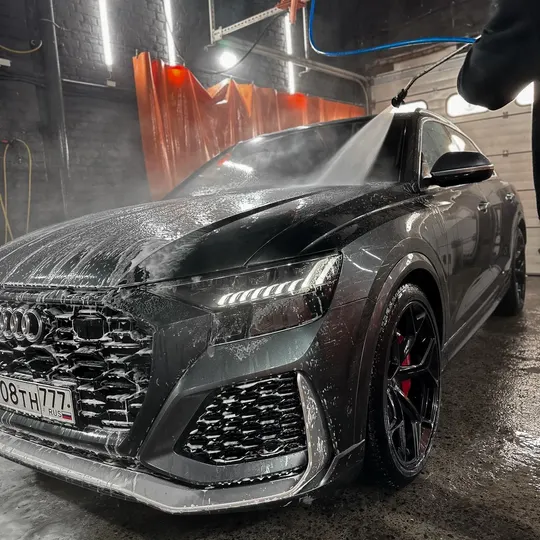 Audi RS Q8: мойка под давлением, пена на капоте