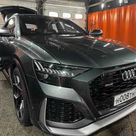 Audi RS Q8 спереди