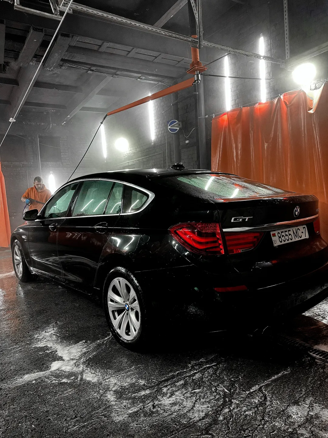 Мокрый BMW 5 GT в боксе