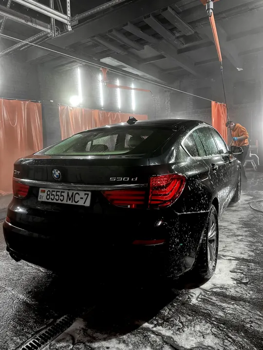 BMW 5 GT сзади в боксе