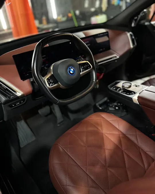 Салон BMW iX: руль и сиденья