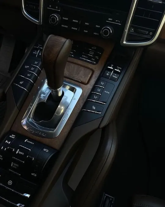 Салон Porsche Cayenne: центральная консоль
