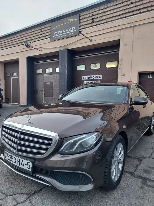 Mercedes E-класс у фасада с вывеской «Старкар»