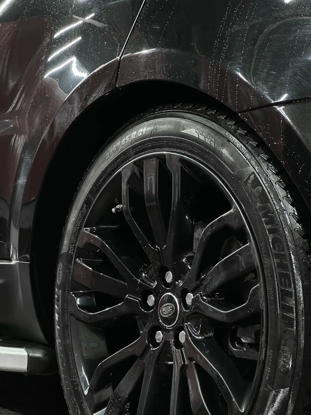 Колесо Range Rover Sport с чёрной резиной