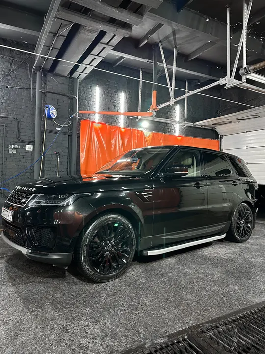Range Rover Sport у оранжевой шторки