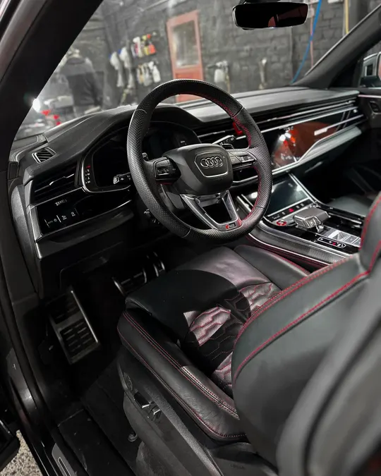 Салон Audi RS Q8: руль и передняя панель